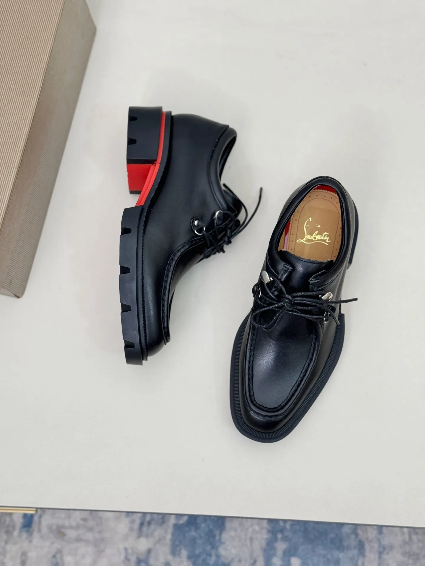 [CL～High-end men’s red-soled shoes] Top P: 880💰. Size: 39-44 (38.45.46 can be customized) 🆑Top original order purchasing agent Imported open-edge bead fabric and water-dyed cowhide inside 🉑️ Imported TPU rubber sole, wear-resistant and non-slip, full of European style.